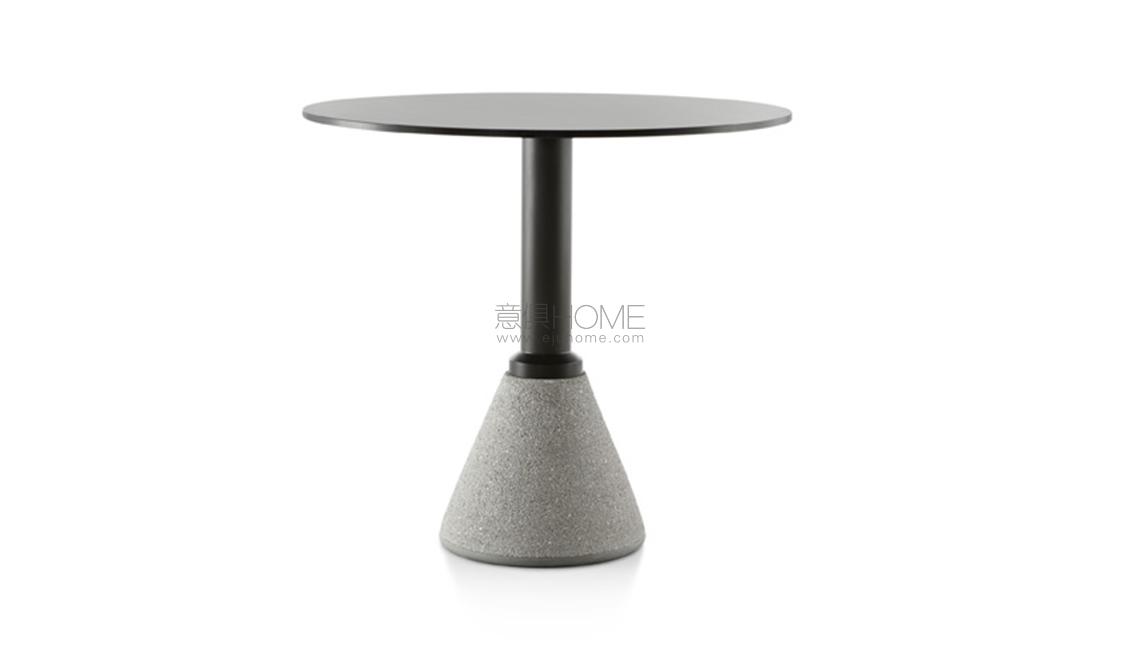Table One Bistro 桌子